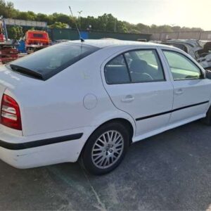 SKODA OCTAVIA BERLINA 2.0 HATCHBACK GASOLINA AÑO 2004 - Imagen 4